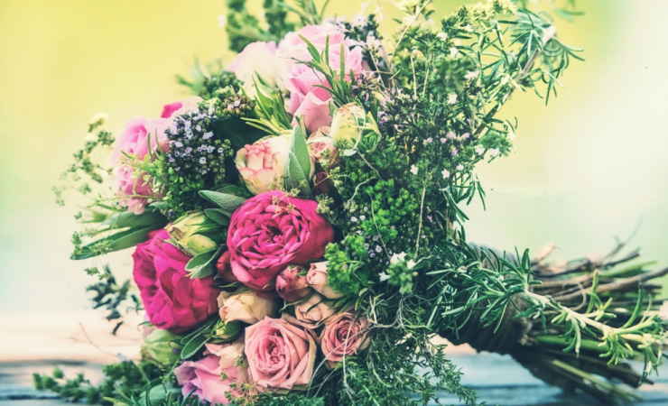 Hochzeitsfloristik - Brautsträusse, Fahrzeugschmuck, Tischschmuck und Haarschmuck im Sines, dem Blumenladen in Lustenau