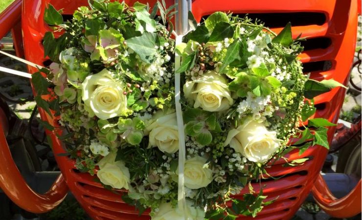Hochzeitsfloristik - Brautsträusse, Fahrzeugschmuck, Tischschmuck und Haarschmuck im Sines, dem Blumenladen in Lustenau